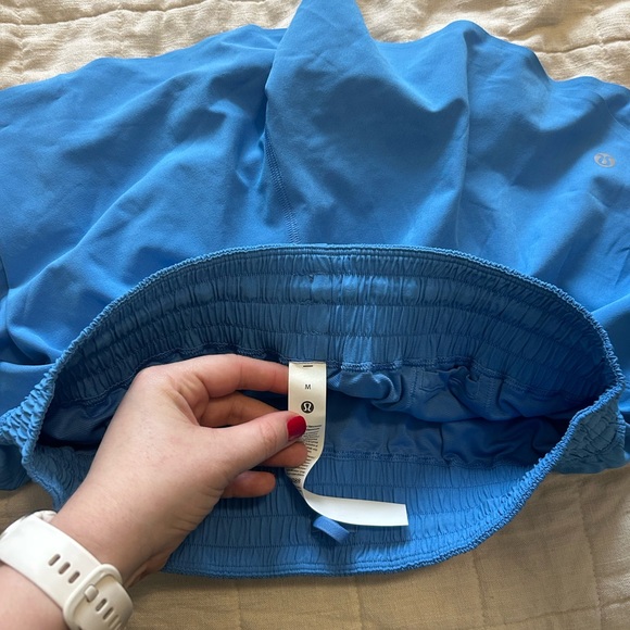 Lululemon shake it out HR running shorts - Picture 3 of 4